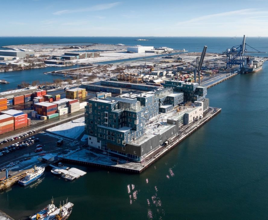 Kurang Keren Apa Coba Sekolah Ini Seluruh Dindingnya Ditutupi Panel Solar